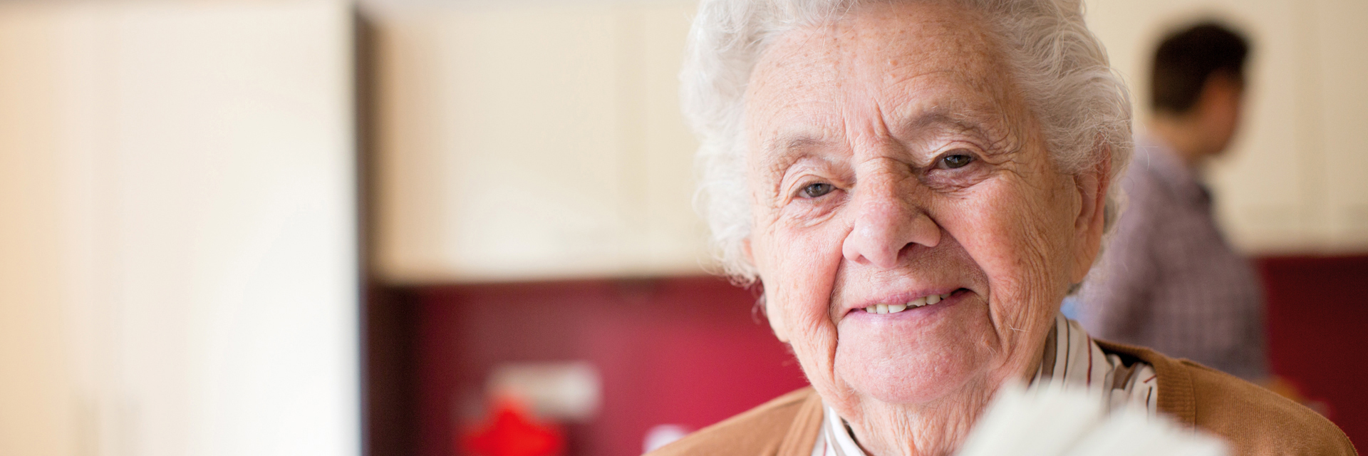 Ein Seniorin lächelt