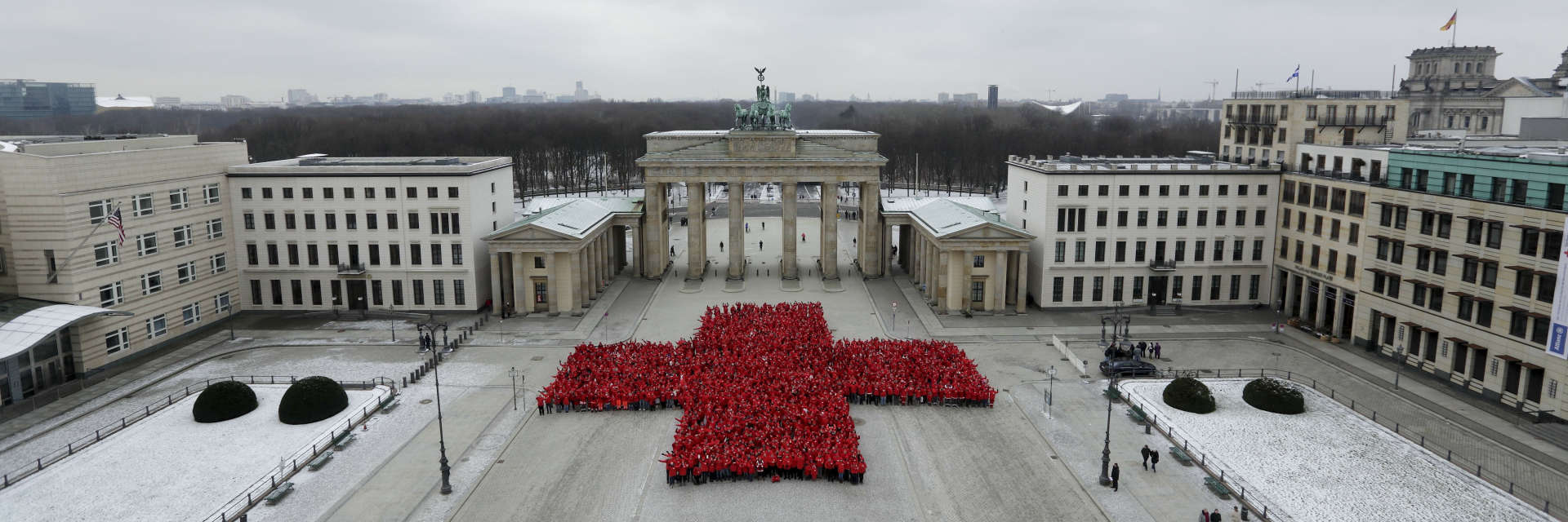 Deutsches Rotes Kreuz: Helfer bilden ein rotes Kreuz vor dem Brandenburger Tor, Ansicht von oben