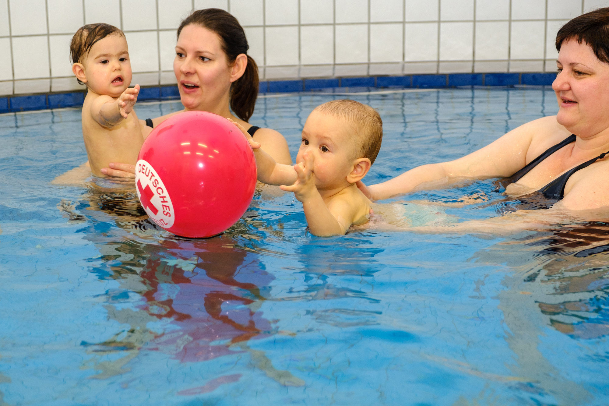 Mütter und Kleinkinder beim DRK-Babyschwimmen