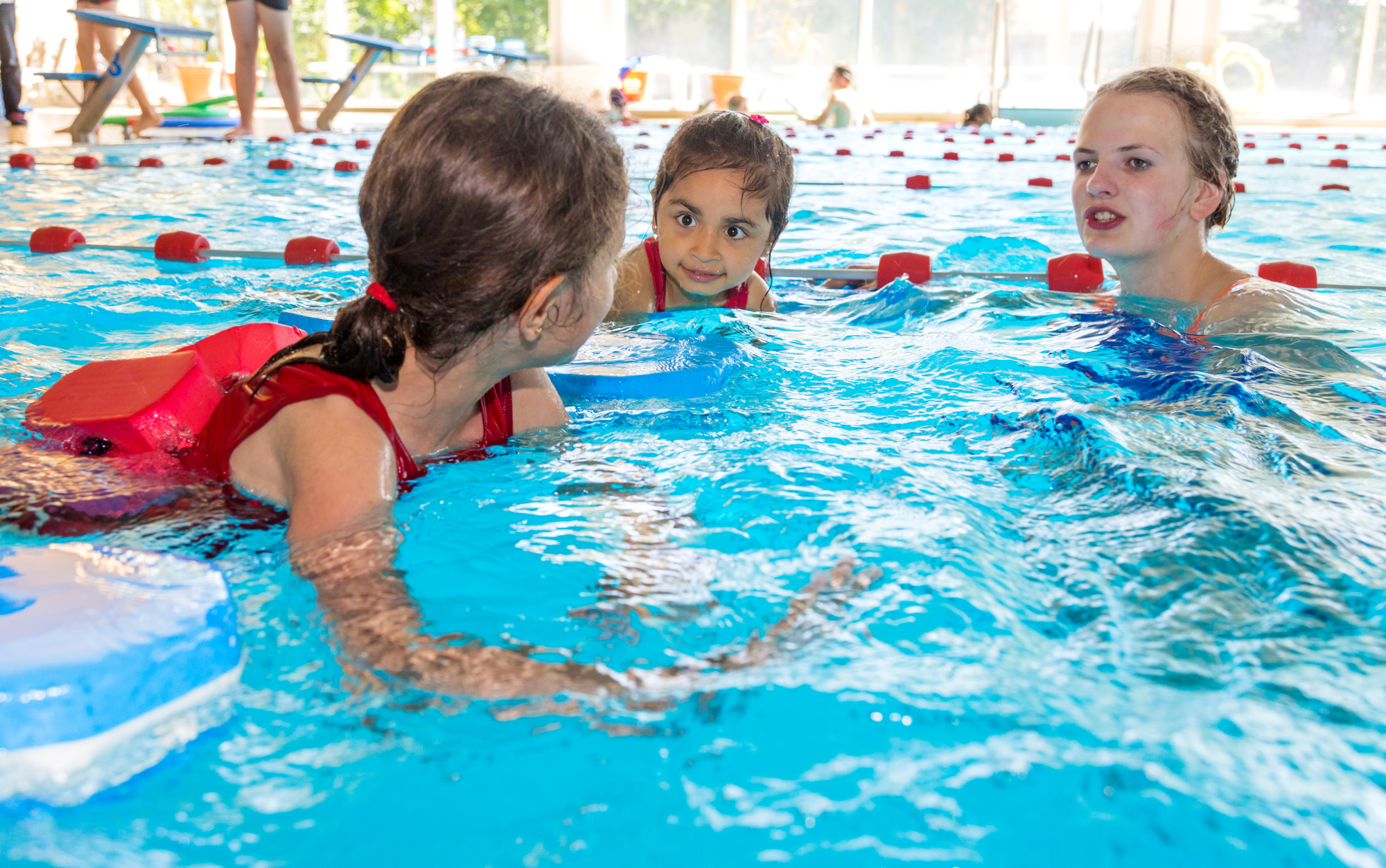 Kinder im Wasser
