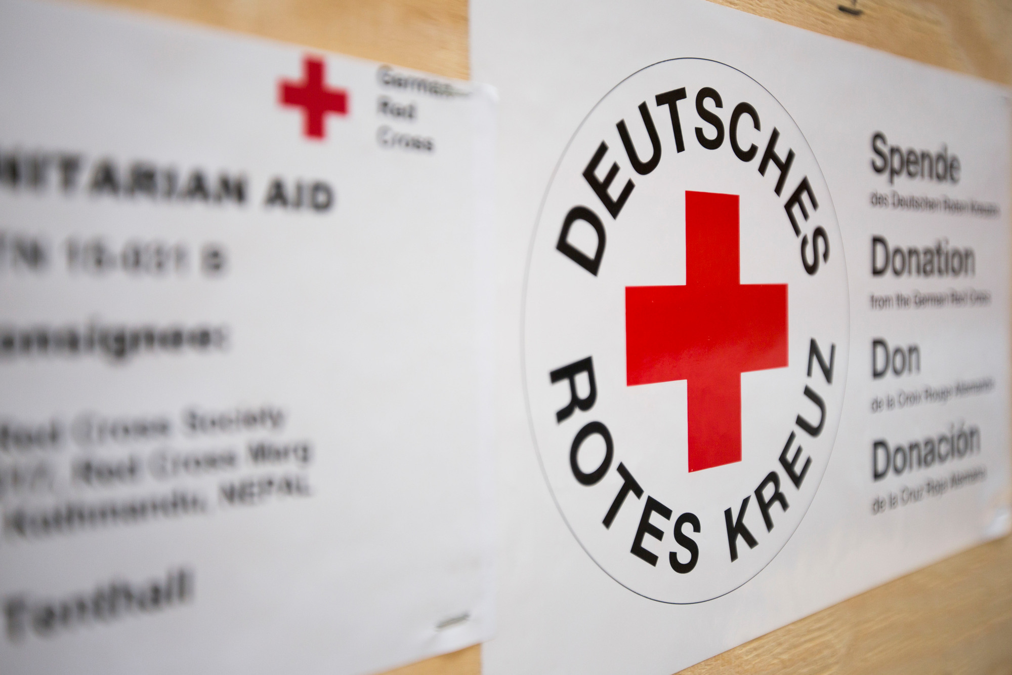 Aufkleber auf einer Kiste mit Spenden für das DRK