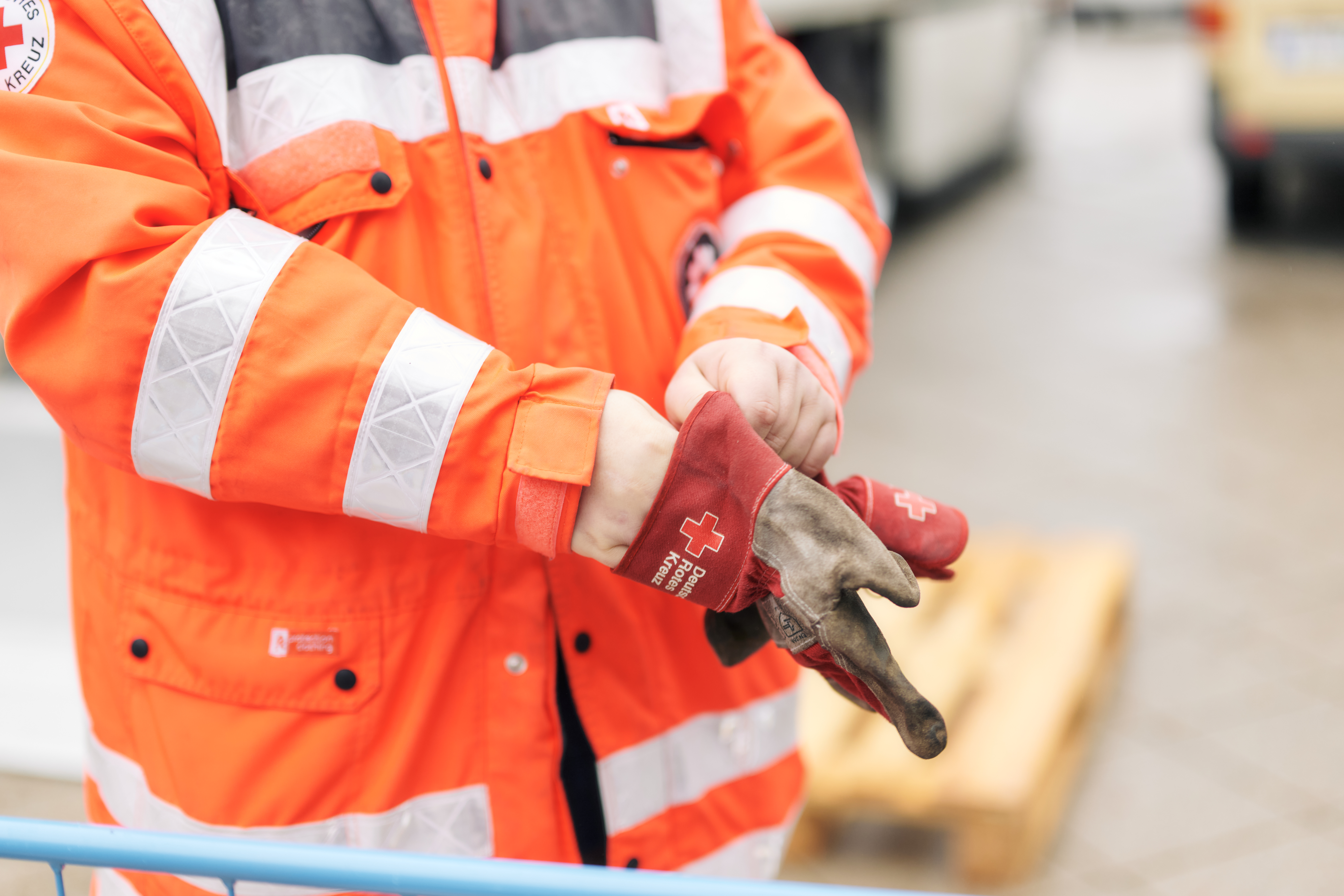 Freiwillige des DRK beim Aufbau für die Aktion. Helfer mit  Handschuhen