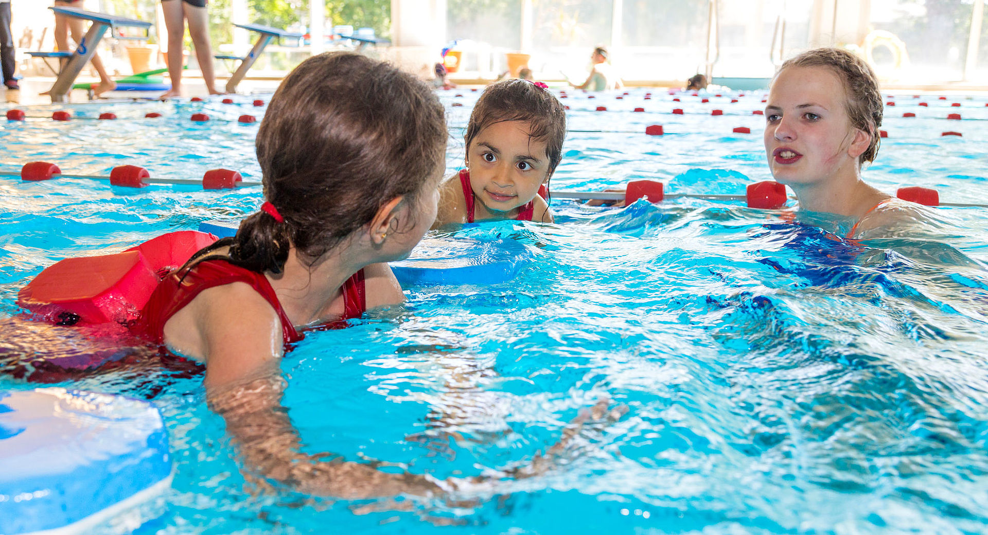 Kinder im Wasser