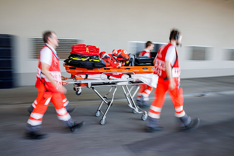 Rettungssanitäter mit Ausrüstung