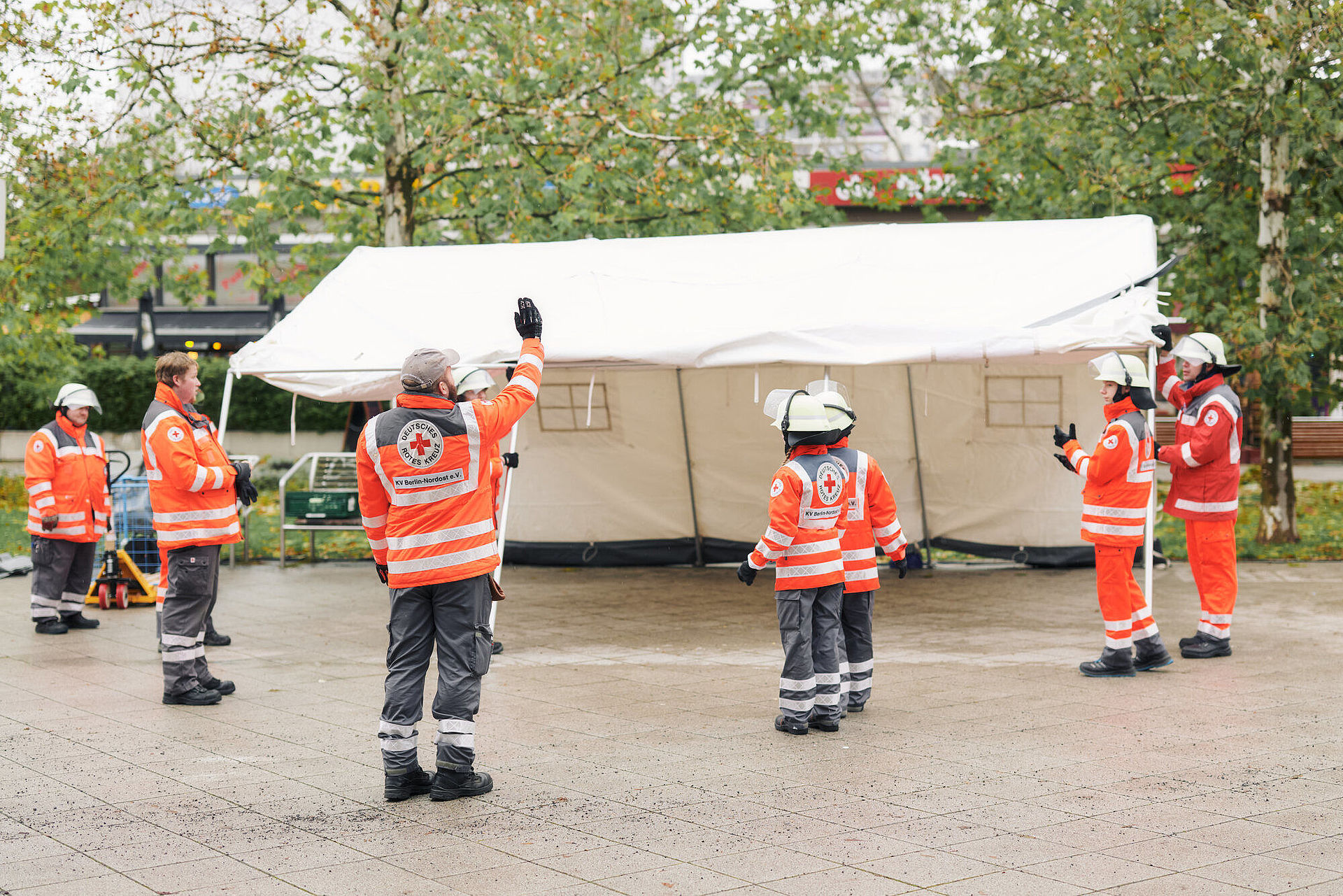 Freiwillige des DRK beim Aufbau des Versorgungszeltes