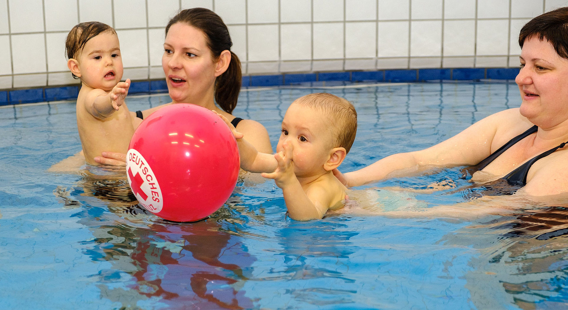 Mütter und Kleinkinder beim DRK-Babyschwimmen