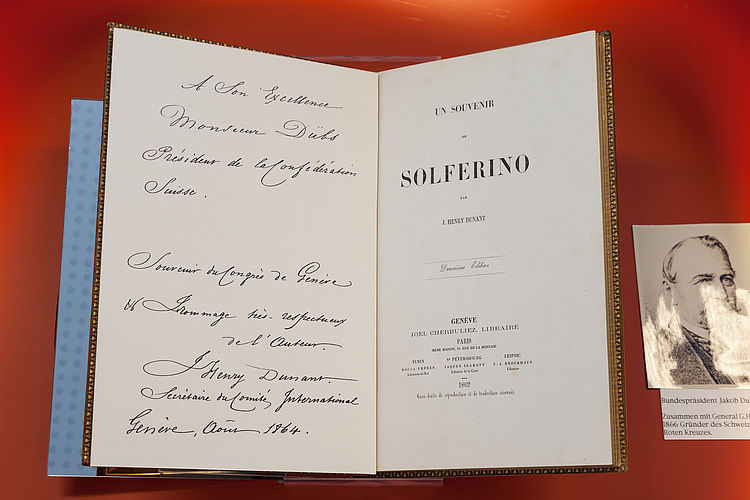 Ausgabe von Dunants Buch 'Un souvenir de Solferino' (Eine Erinnerung an Solferino) mit handschriftlicher Widmung Dunants