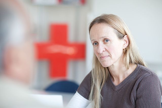 Ein Mitarbeiterin des DRK im Beratungsgespräch