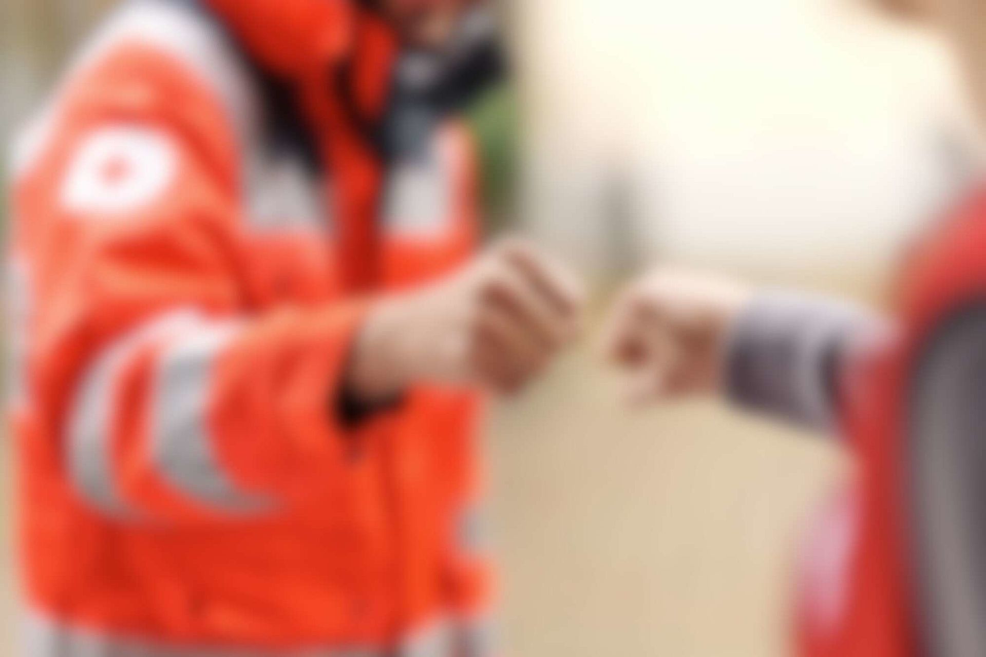 Symbolfoto Solidarität, Hilfe, Unterstützung: Begrüßung mit der Faust (Faustgruß oder Faustcheck