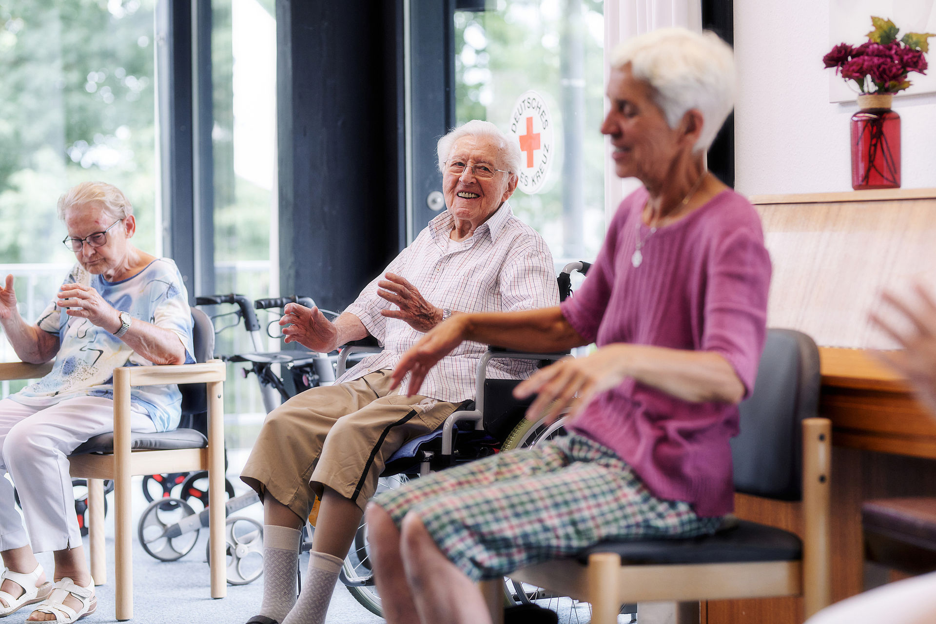 Senioren sitzen im Kreis und lachen