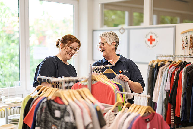 Mitarbeiterinnen im Rot-Kreuz-Shop