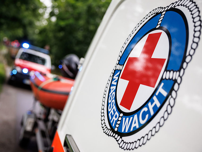  Fahrzeug der Wasserwacht vom Bayerischen Roten Kreuz am Einsatzort