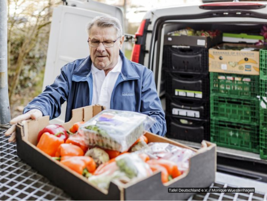 Annahme und Ausladen der Lebensmittelspenden