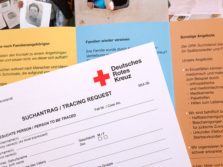 Formular Suchantrag (Suche nach einer vermissten Person) und Broschüre des Suchdienstes