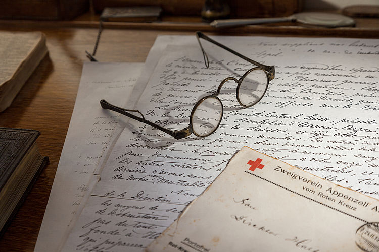 Henry-Dunant-Museum (ehemaliges kantonales Spital) in Heiden AR in der Schweiz, Innenansicht: Dunants Brille und Brief auf seinem Schreibtisch
