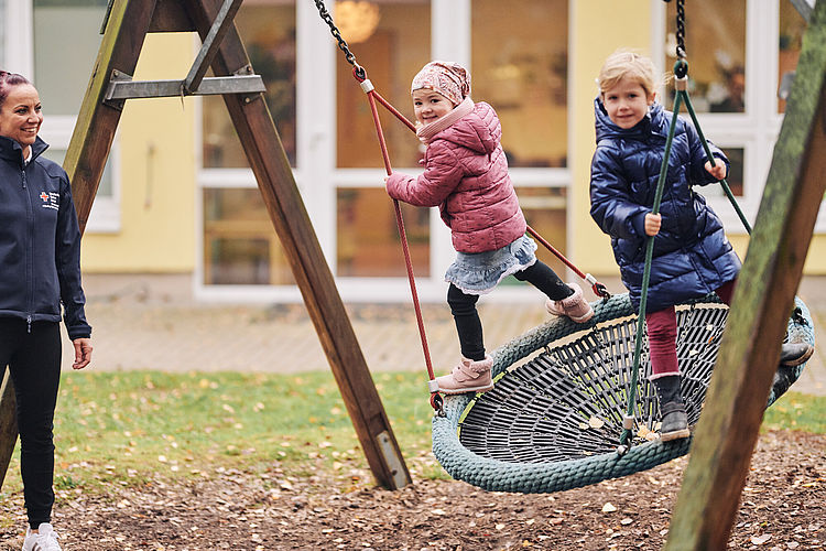 Zwei schaukelnde Kinder